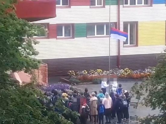 Власти прокомментировали поднятие перевернутого флага России в кузбасской школе