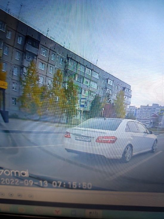 Иномарка при обгоне едва не снесла пешеходов на «зебре» в Ноябрьске