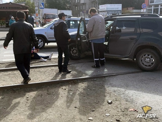 Девушка попала под колеса Renault Duster в Октябрьском районе Новосибирска