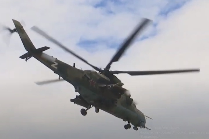 Российский Ми-35 уничтожил бронетанковую колонну ВСУ в Харьковской ...