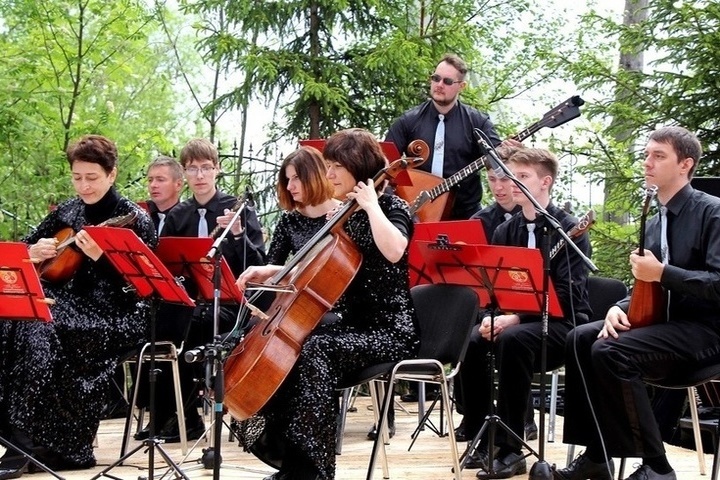 Своим появлением на сцене концертных залов балалайка