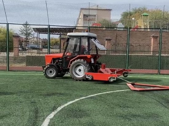 Футбольные поля в Улан-Удэ расчешут тракторами