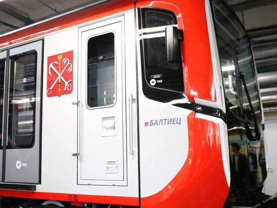Восьмивагонный поезд выходит на испытания в метро Петербурга
