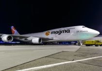 В Бельгии пассажирский самолет Boeing 747 при взлете уронил часть двигателя на крышу частного дома
