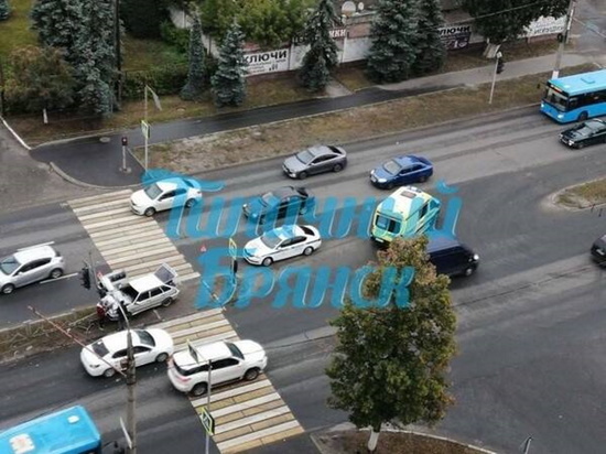 На Московском проспекте Брянска автомобиль снес светофор и ограждение