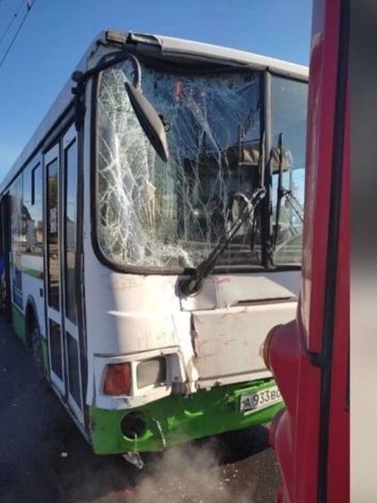 В Ярославле утром столкнулись автобус и троллейбус