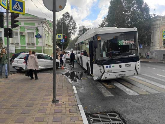 В Ростове водитель иномарки врезался в автобус с пассажирами