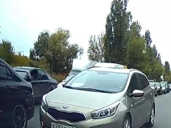 На улице Бирюзова в Рязани водитель Kia проехал по встречной полосе