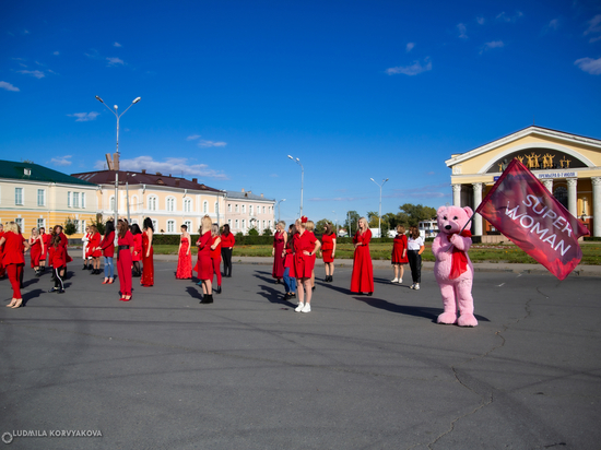 Женщины в красном - участницы закрытого клуба SUPERWOMAN, выпускницы проекта - устроили флешмоб с танцами посреди города и снимали видеоклип с квадракоптера