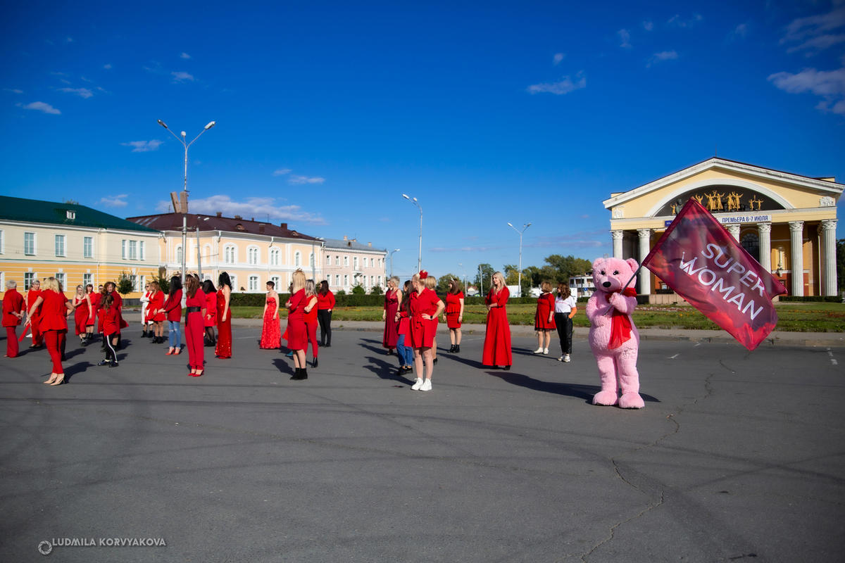 Полиция задержала 50 девушек в красном на петрозаводской площади Кирова -  МК Карелия