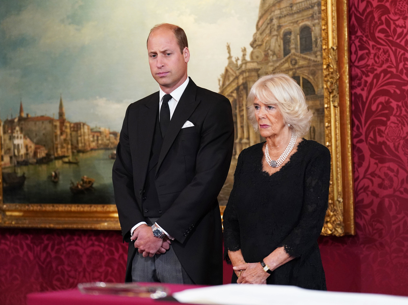 Карла III официально провозгласили королем Британии: лица Камиллы и Уильяма 