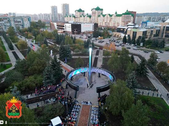 Такого не было нигде: в Новокузнецке состоялось торжественное открытие обновленного сквера Жукова и стелы “Город трудовой доблести”