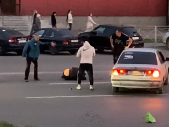 Массовую драку устроили новосибирцы на улице Бориса Богаткова