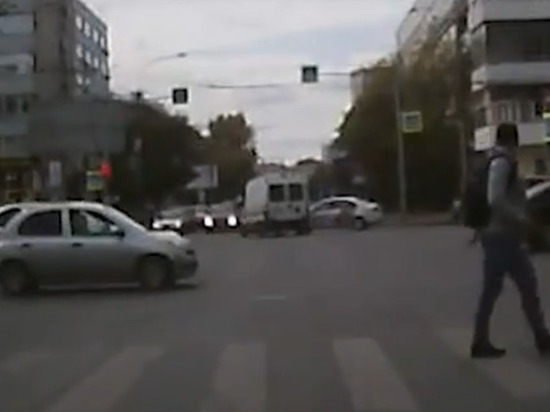 В центре Новосибирска столкнулись автомобили скорой помощи и такси