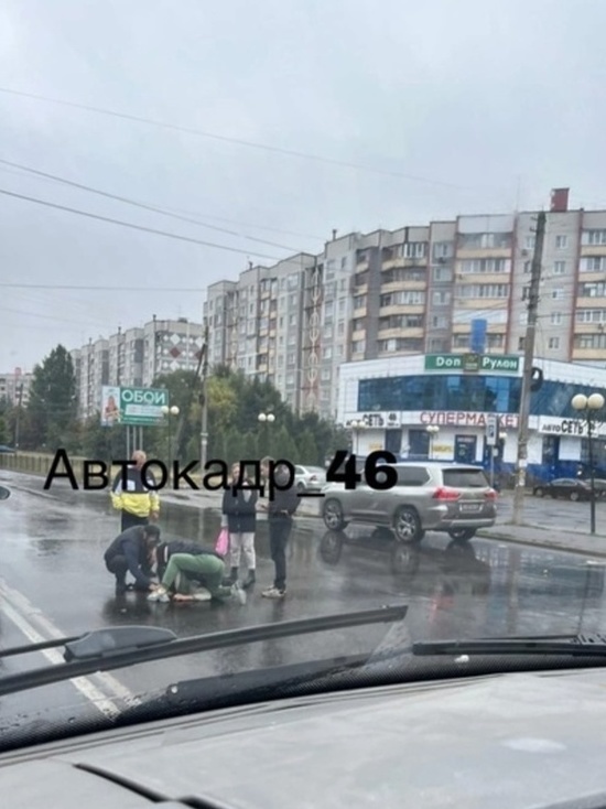 В Курске автомобиль сбил пешехода возле ТЦ «Бумеранг» на Студенческой