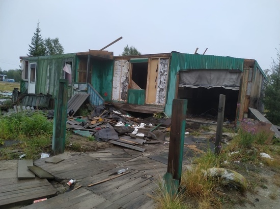Прокурор заставил чиновников в Новом Уренгое снести 2 расселенных деревяшки