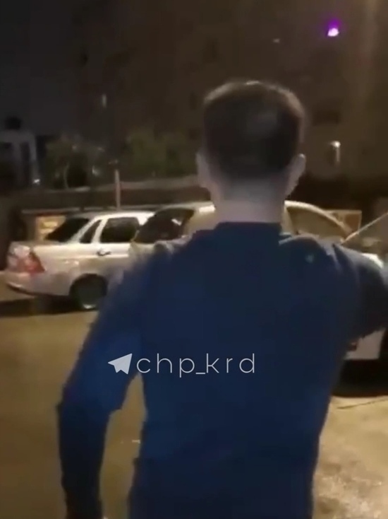 В Пашковском районе Краснодара мужчина «избил» припаркованные автомобили