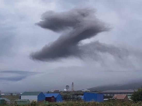 Вулкан Эбеко на Курилах выбросил пепел в виде буквы Z