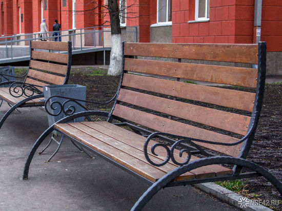 Отсутствие скамеек около детской площадки в сквере Жукова в Новокузнецке вызвало споры у горожан