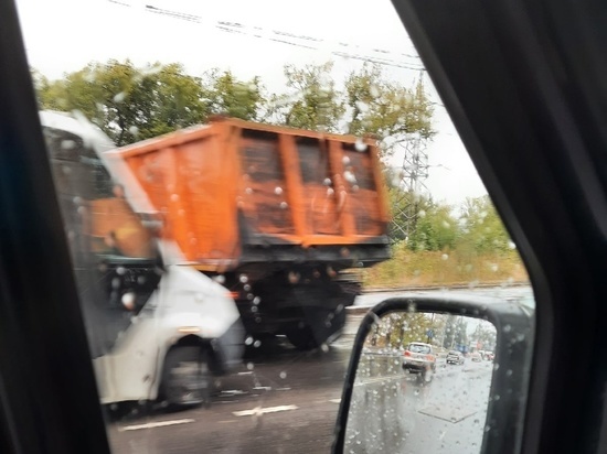 В Курске около завода «Конти» столкнулись самосвал и маршрутка