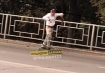 Мужчина исполнил танец прямо на проезжей части в Барнауле
