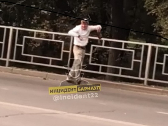 Мужчина станцевал на проезжей части в Барнауле