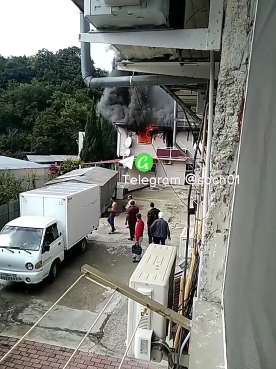 В Лазаревском районе Сочи загорелась хозпостройка