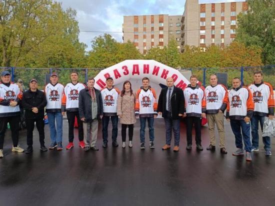 В посёлке Южный в Рязани установили дворовую хоккейную площадку