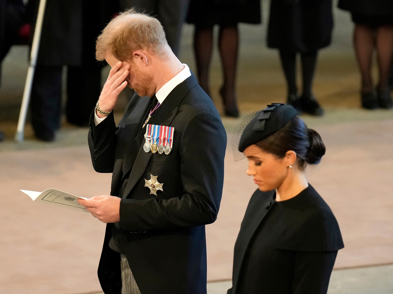 Принц Гарри плакал рядом c Меган Маркл: кадры прощания с Елизаветой II