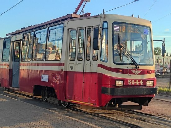 Трамваи встали на Шлиссельбургском проспекте из-за ДТП