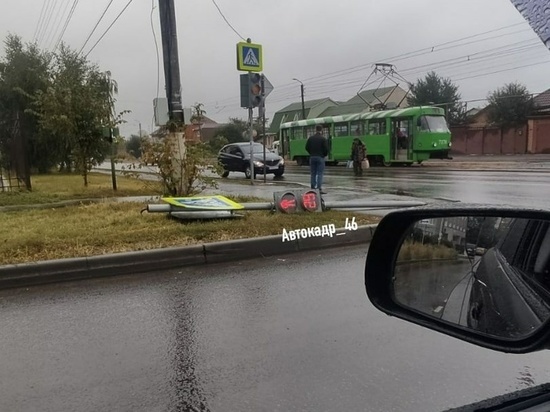В Курске на улице Каширцева рухнул светофор