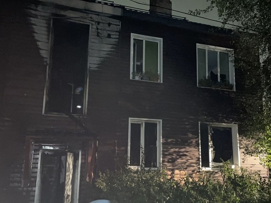 Огнеборцы вывели детей из горящего дома в Петрозаводске