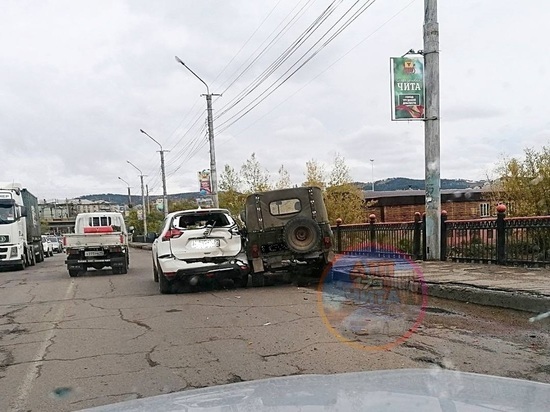 Nissan и УАЗик столкнулись на мосту в Чите