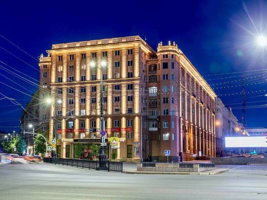 В Челябинске дома на гостевых маршрутах украсили архитектурной подсветкой