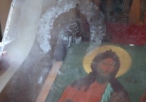В Храме святого великомученика Пантелеймона, расположенном в поселке Маяковское Гусевского района, наблюдали необычное явление. Образ Ионна Крестителя остался на стекле, покрывавшем его икону.