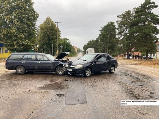 В Звениговском районе столкнулись Toyota и Granta