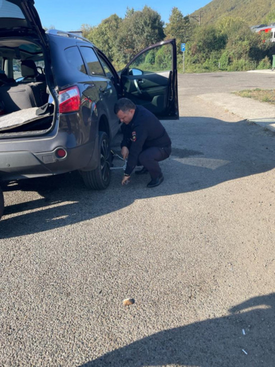 В Горячем Ключе сотрудники ДПС помогли приезжему водителю с малолетними детьми