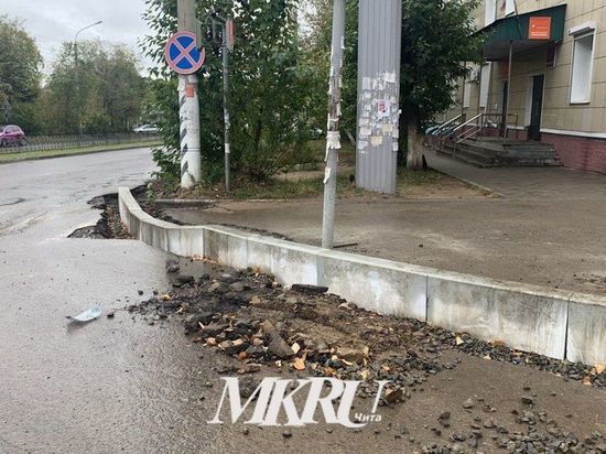 Бордюр меняют на перекрёстке улиц Горького и Бабушкина