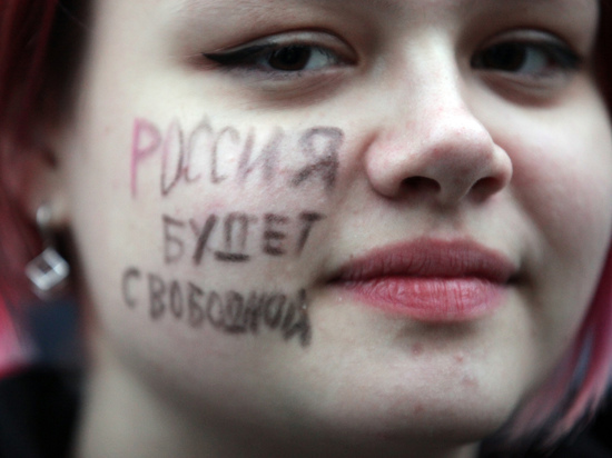 Половина российских школьников, назвавших себя патриотами, не против эмигрировать