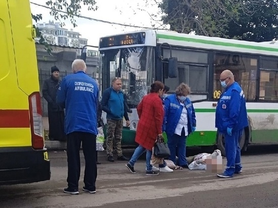 На улице Маяковского в Рязани автобус №21 сбил женщину