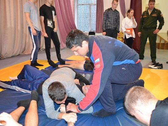 Брянский чемпион Артем Осипенко провел показательную тренировку в БГИТУ