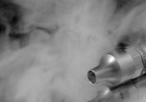 Устройства для нагревания табака, а также табакосодержащие продукты, вроде вейпов, несут не меньшую угрозу, чем курение обычных сигарет, заявил "Известиям" торакальный хирург и онколог Андрей Нефедов