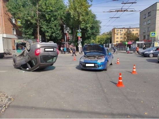 Двое детей пострадали в перевернувшемся автомобиле в Екатеринбурге