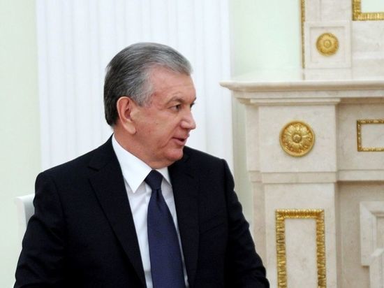  Путин вручил президенту Узбекистана орден Александра Невского