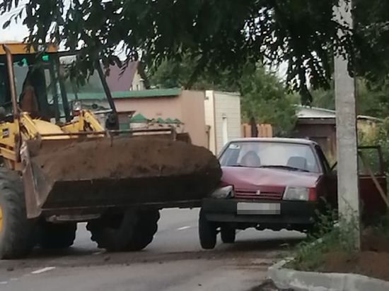 В Курске ВАЗ угодил под ковш трактора