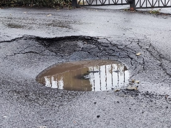 В центре Курска заметили опасную ловушку для автомобилистов и пешеходов