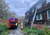 Тушить возгорание в жилом доме Мурманска помчались 18 спасателей. Чтобы ликвидировать огонь, пожарным пришлось разобрать потолок, пол и стены.