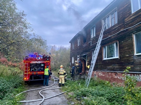 Полыхающий жилой дом в Мурманске тушили 18 пожарных