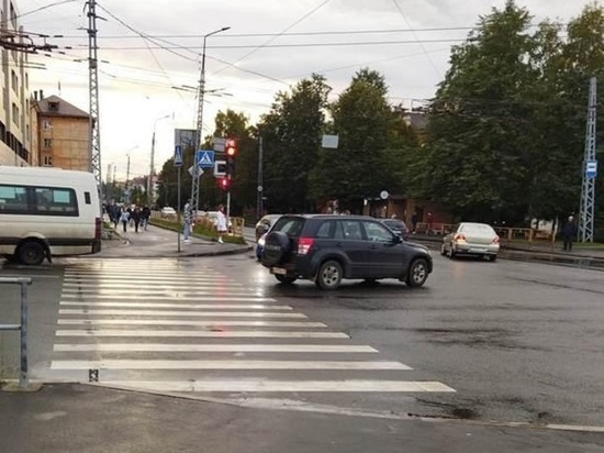 Девушка побежала на "красный" и попала под машину в Петрозаводске