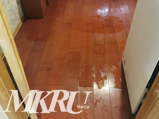 Подрядчик не установил ливневую трубу на крыше затопленного дождем дома в Чите
